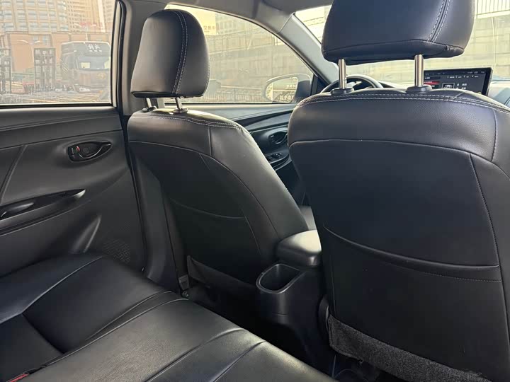 Фото 8 - Toyota Yaris L