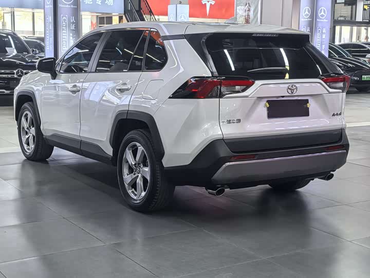 Фото 4 - Toyota RAV4