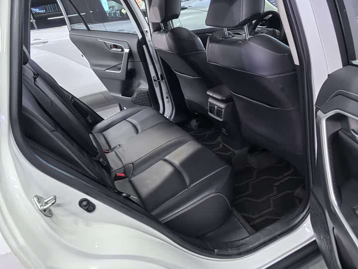 Фото 7 - Toyota RAV4