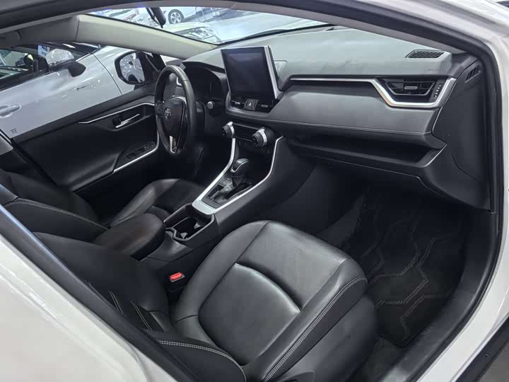 Фото 8 - Toyota RAV4