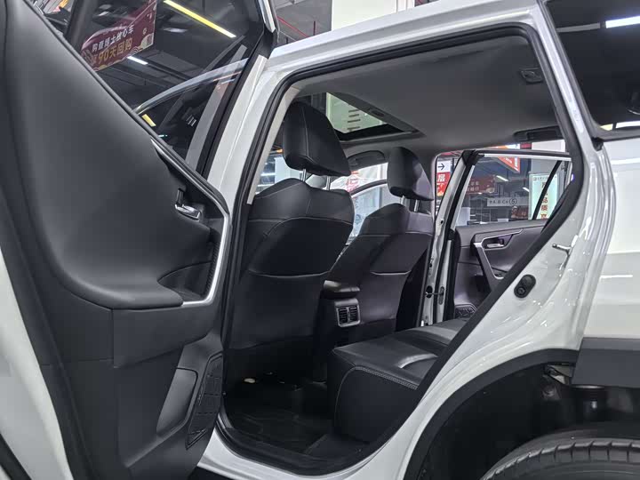 Фото 9 - Toyota RAV4