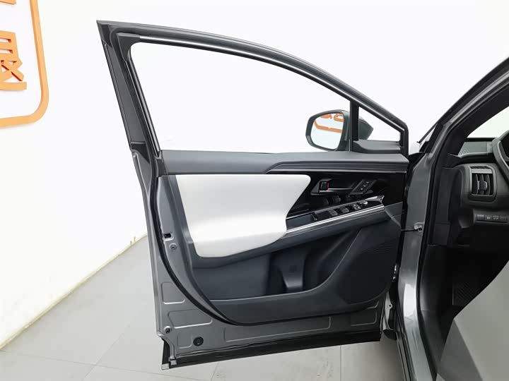 Фото 8 - Toyota bZ4X