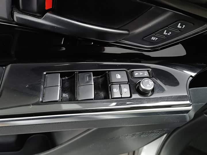 Фото 9 - Toyota bZ4X