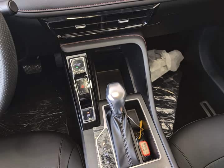 Фото 14 - Roewe i5