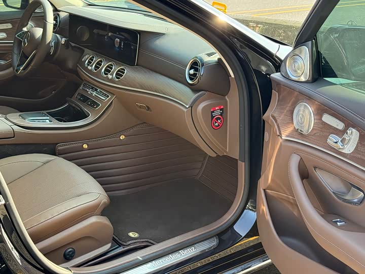 Фото 10 - Mercedes-Benz E-Class