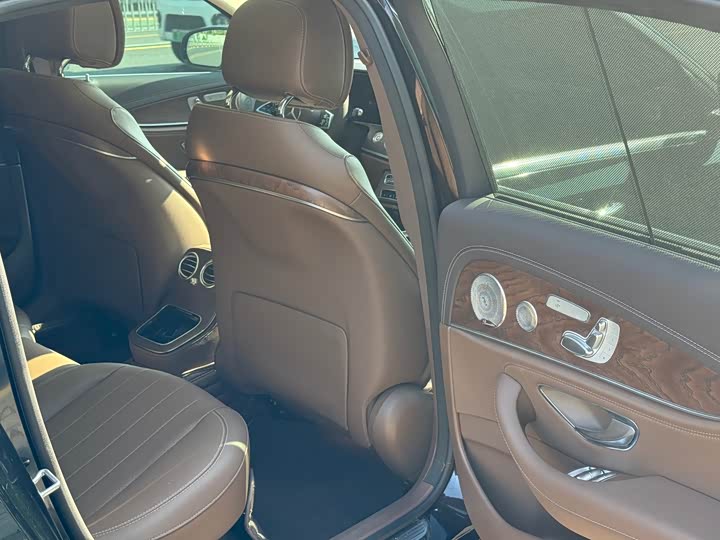 Фото 11 - Mercedes-Benz E-Class