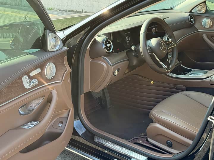 Фото 8 - Mercedes-Benz E-Class