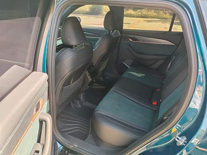 Фото 10 - Geely Monjaro