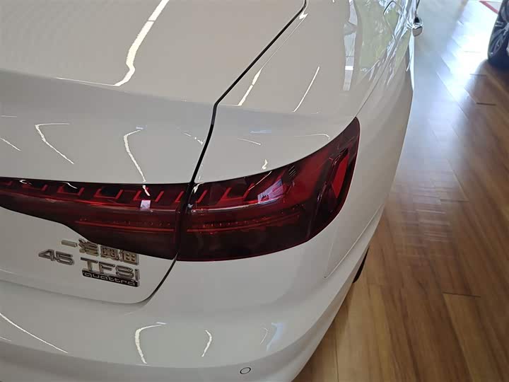 Фото 10 - Audi A4L