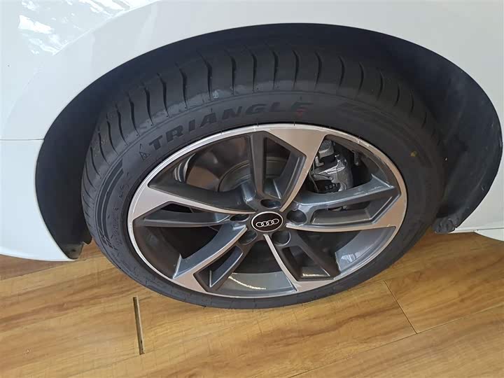 Фото 5 - Audi A4L