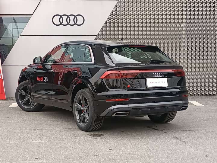 Фото 11 - Audi Q8