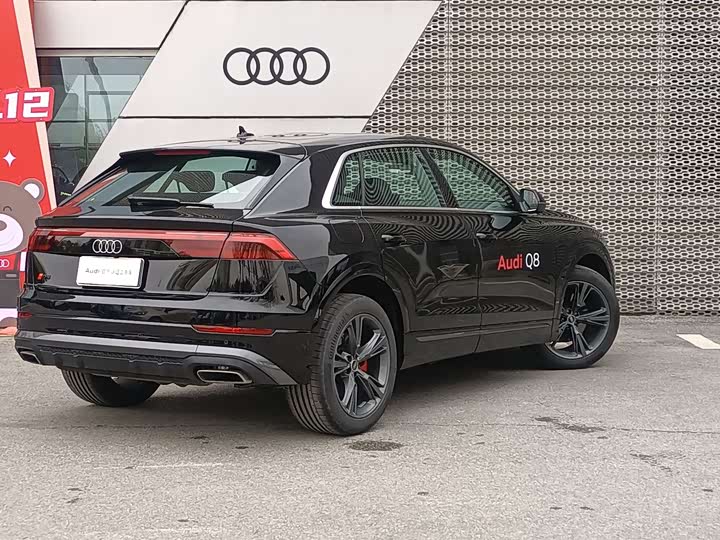Фото 13 - Audi Q8