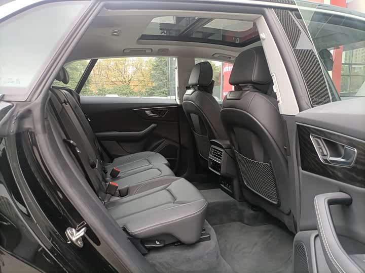 Фото 8 - Audi Q8