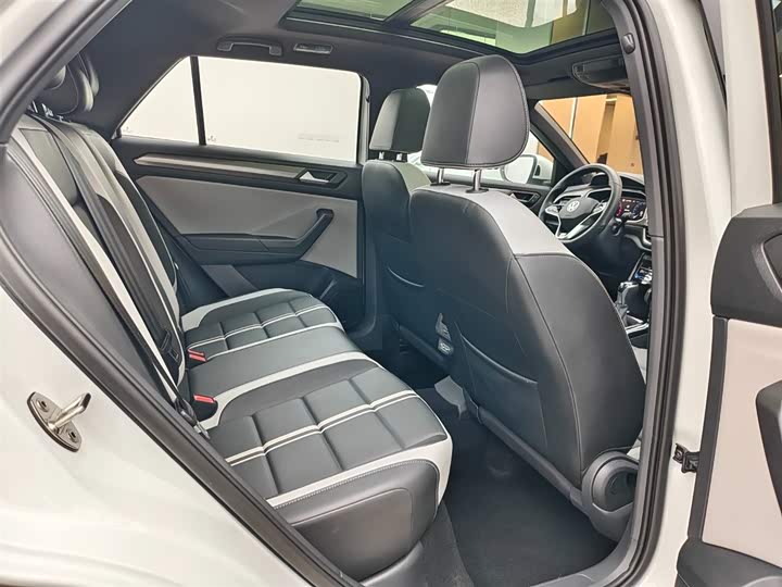 Фото 15 - Volkswagen T-Roc