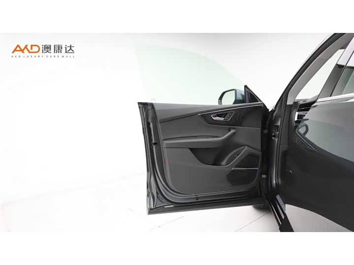 Фото 10 - Audi Q8