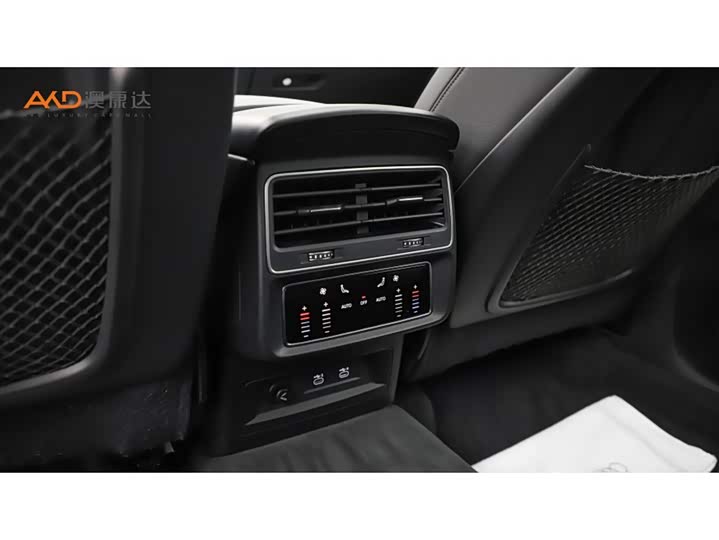 Фото 9 - Audi Q8