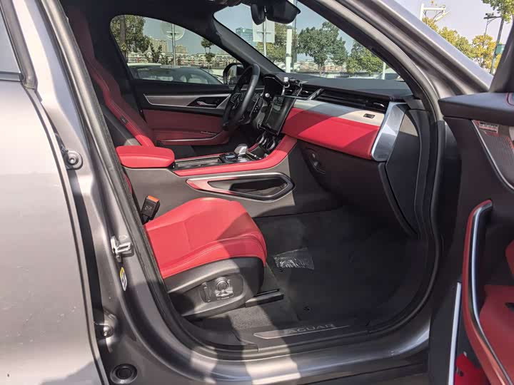 Фото 10 - Jaguar F-Pace