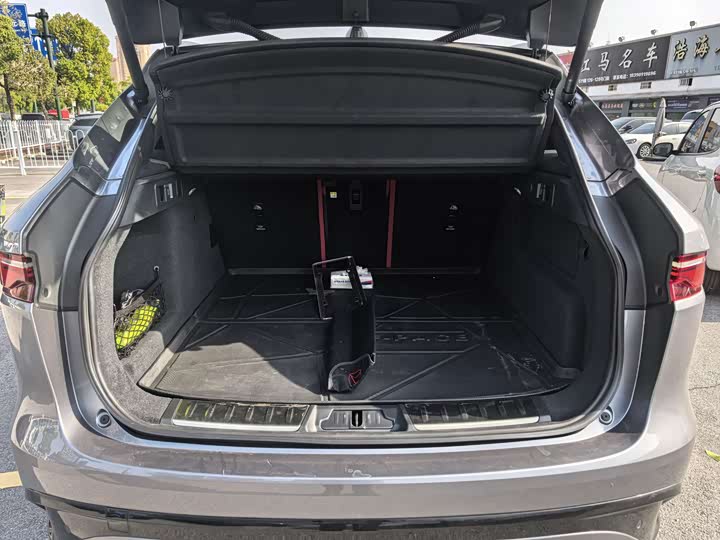 Фото 12 - Jaguar F-Pace