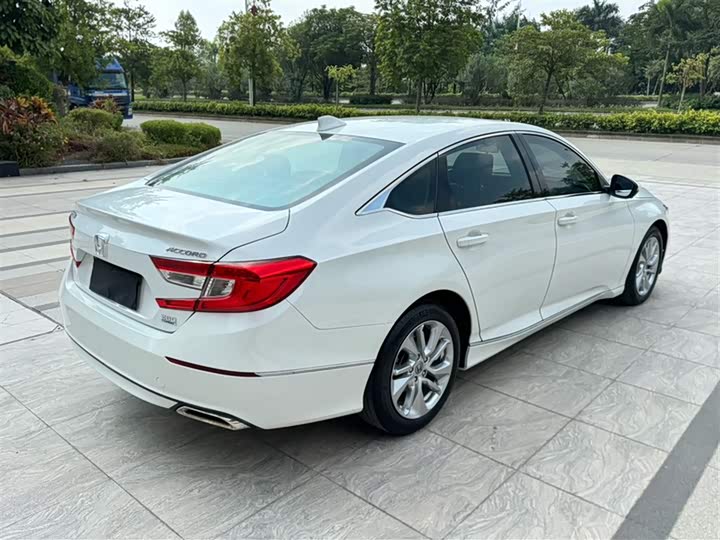 Фото 9 - Honda Accord