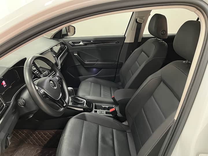 Фото 12 - Volkswagen T-Roc