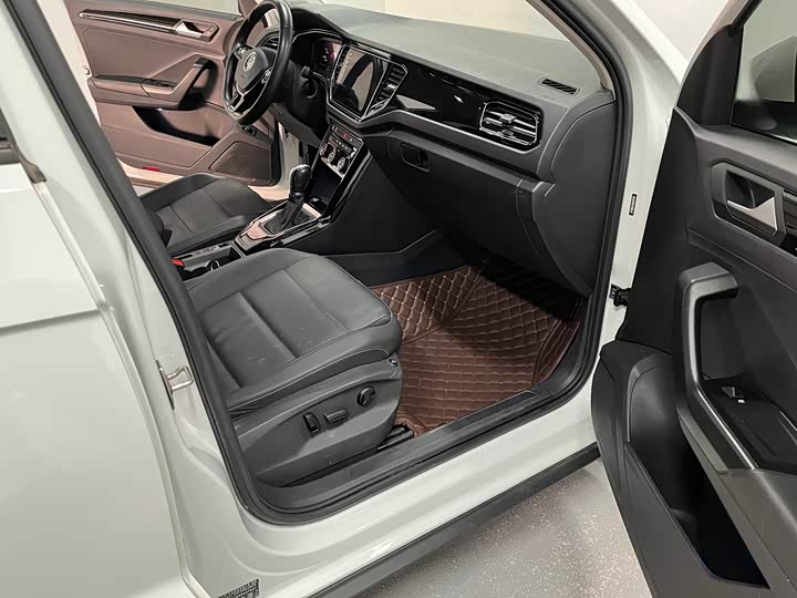 Фото 18 - Volkswagen T-Roc