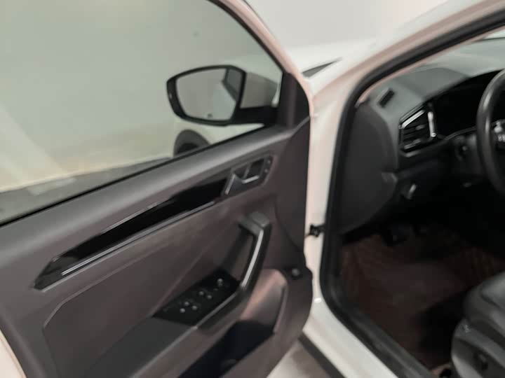 Фото 21 - Volkswagen T-Roc