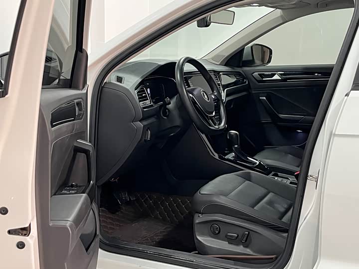 Фото 7 - Volkswagen T-Roc