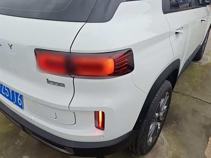 Фото 8 - Geely Icon