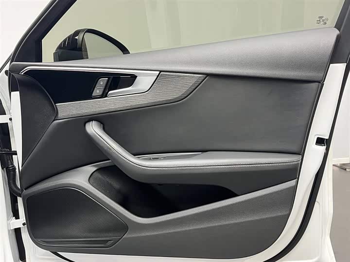 Фото 13 - Audi A4L