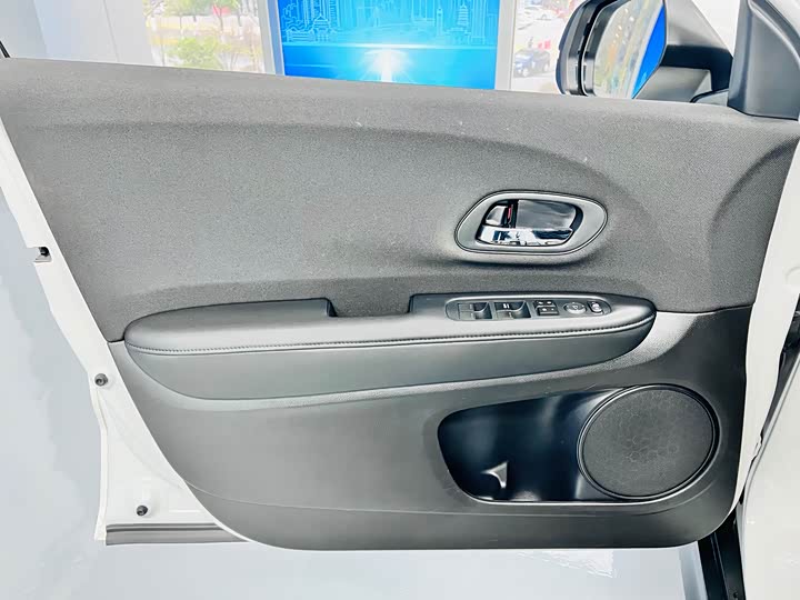 Фото 11 - Honda Vezel