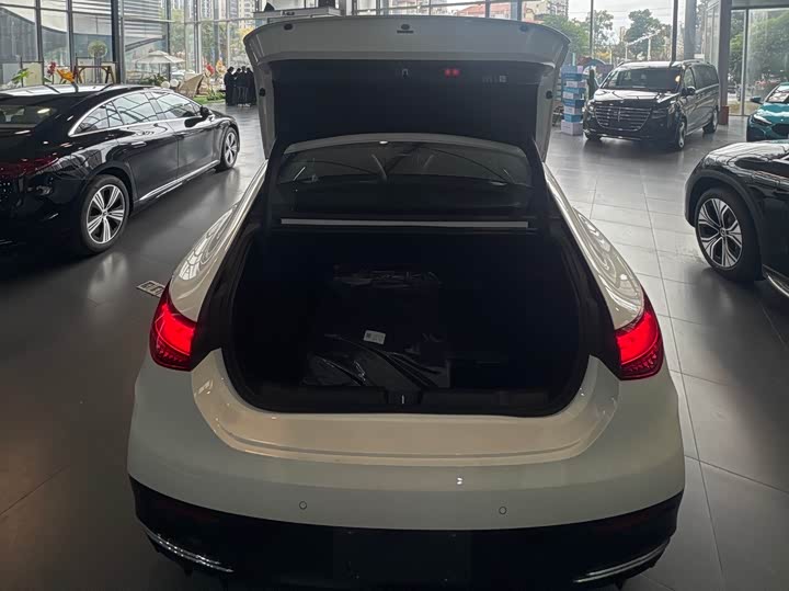 Фото 13 - Mercedes-Benz EQE