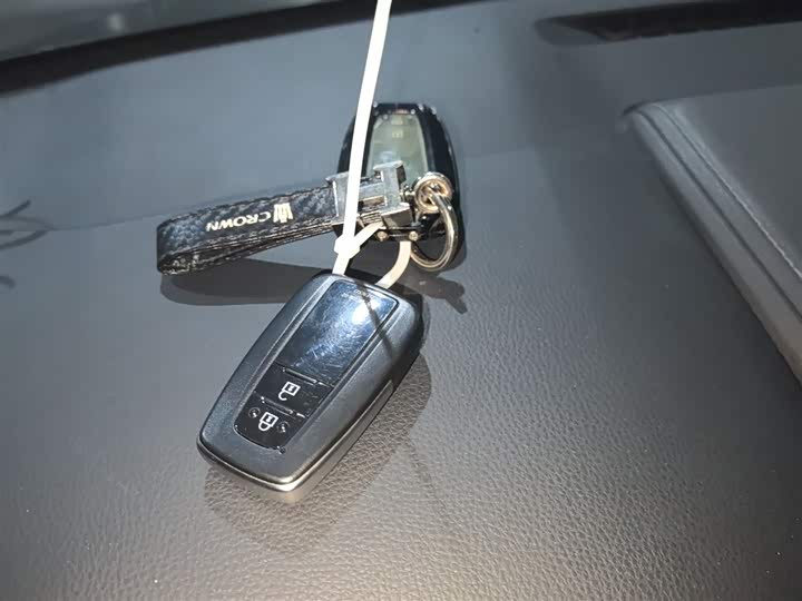 Фото 9 - Toyota Crown Kluger