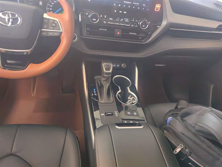 Фото 14 - Toyota Highlander