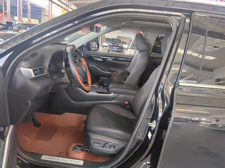 Фото 15 - Toyota Highlander