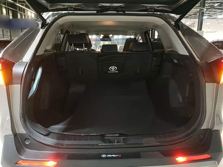 Фото 10 - Toyota RAV4