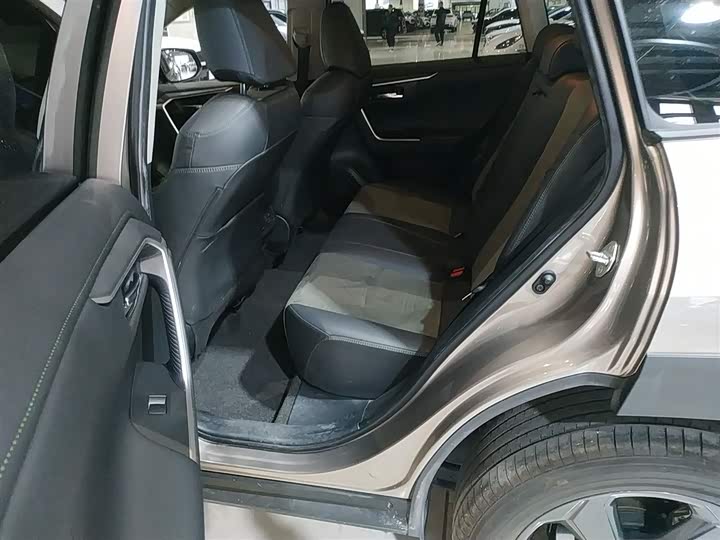 Фото 14 - Toyota RAV4