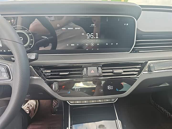 Фото 14 - Hongqi HS5