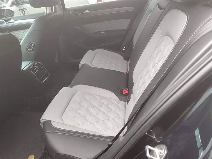 Фото 14 - Volkswagen Magotan