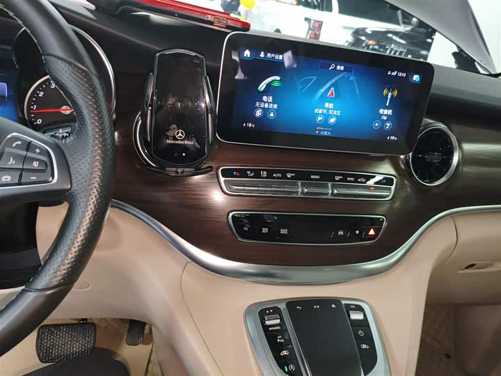 Фото 13 - Mercedes-Benz V-Class