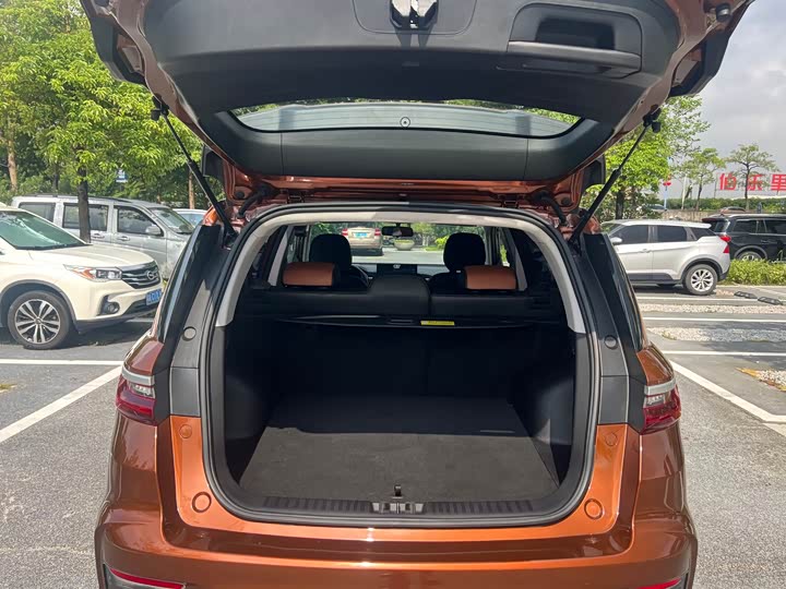 Фото 10 - Geely Vision X6