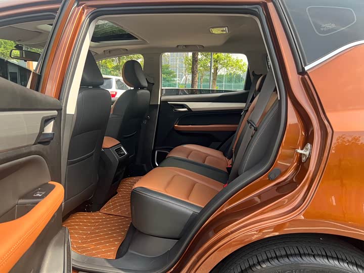 Фото 14 - Geely Vision X6