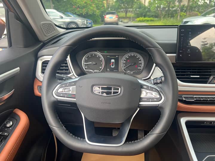 Фото 21 - Geely Vision X6