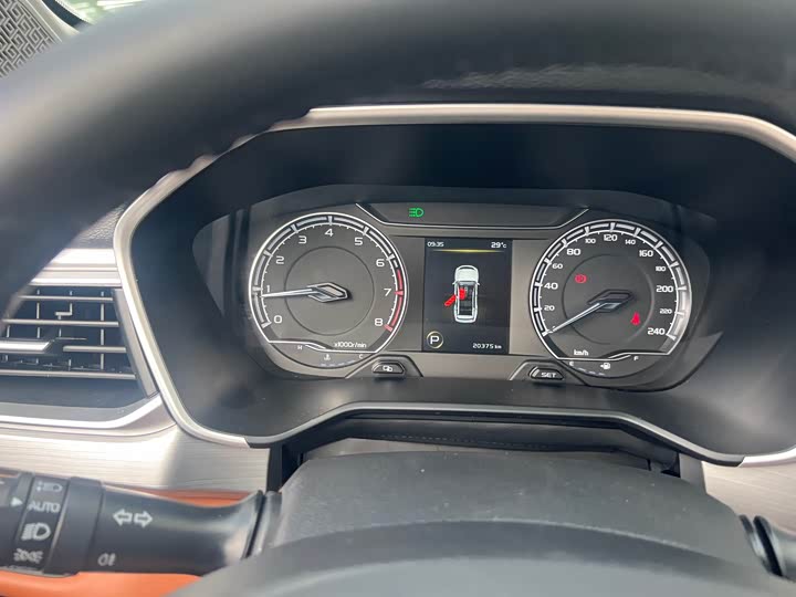 Фото 22 - Geely Vision X6