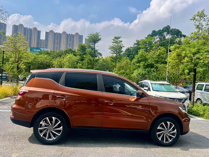 Фото 8 - Geely Vision X6