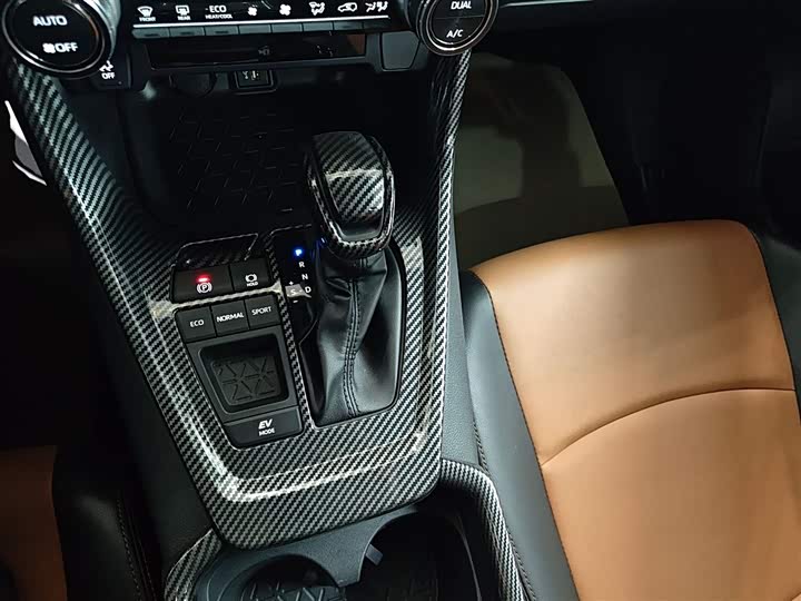 Фото 14 - Toyota RAV4