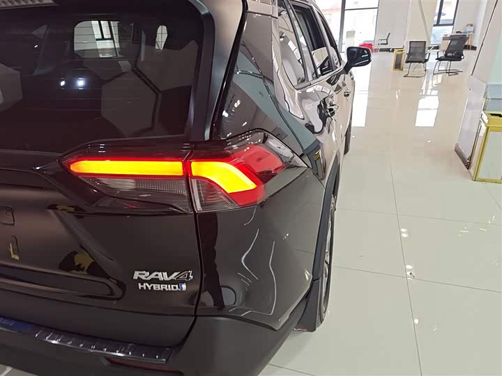 Фото 8 - Toyota RAV4