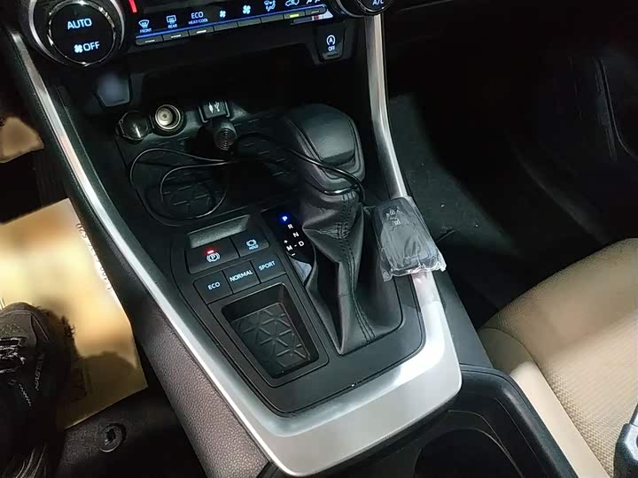 Фото 7 - Toyota RAV4