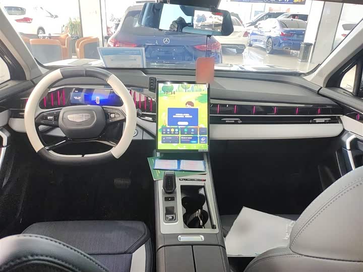 Фото 10 - Geely Atlas L