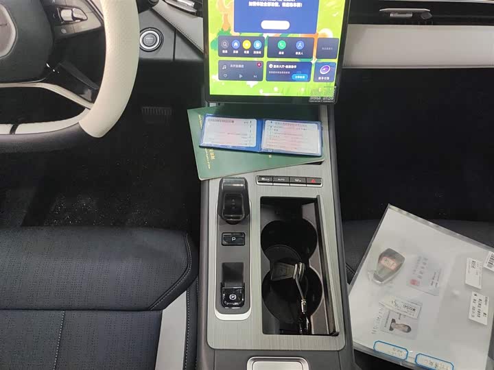 Фото 14 - Geely Atlas L