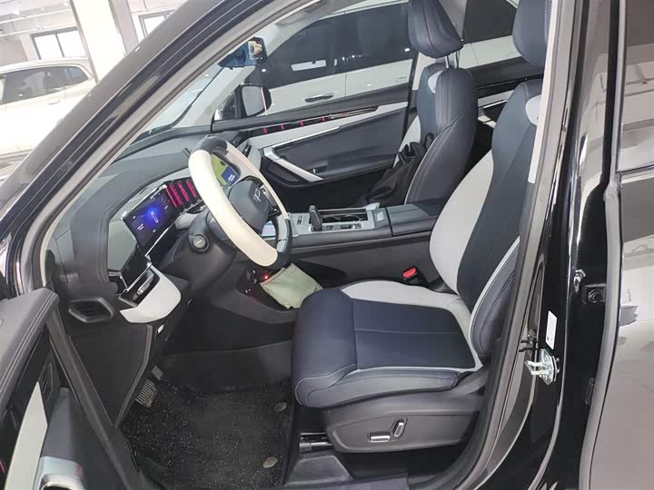 Фото 15 - Geely Atlas L